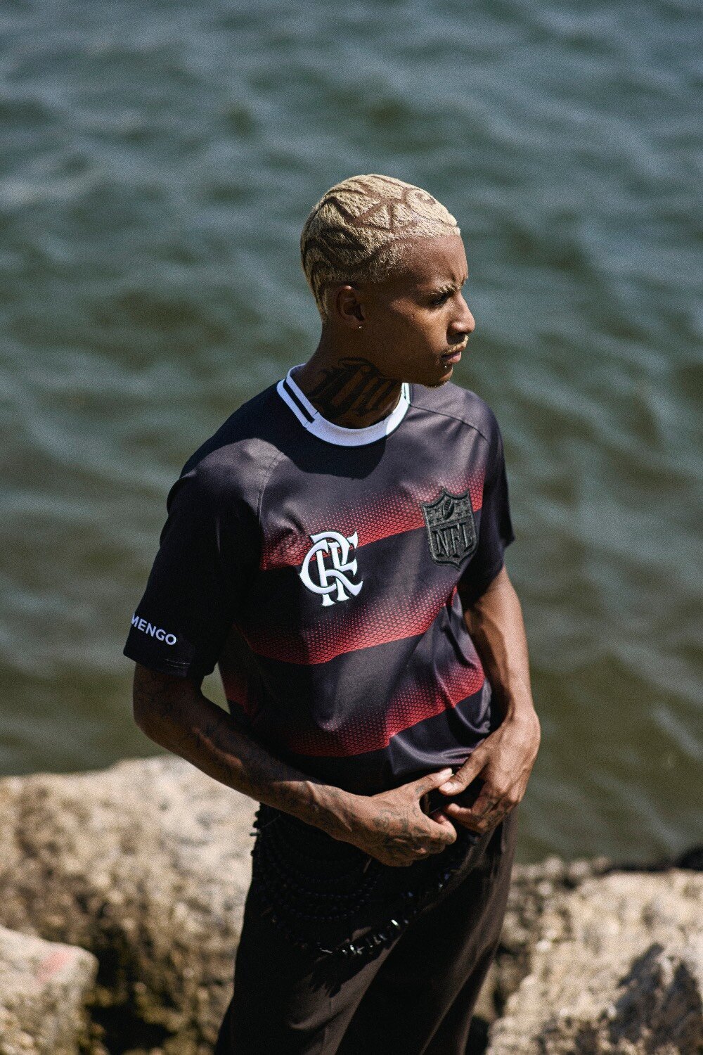 ProStandard NFL × Flamengo campaign, the NFL × Flamengo match jersey on the rocks at the water's edge