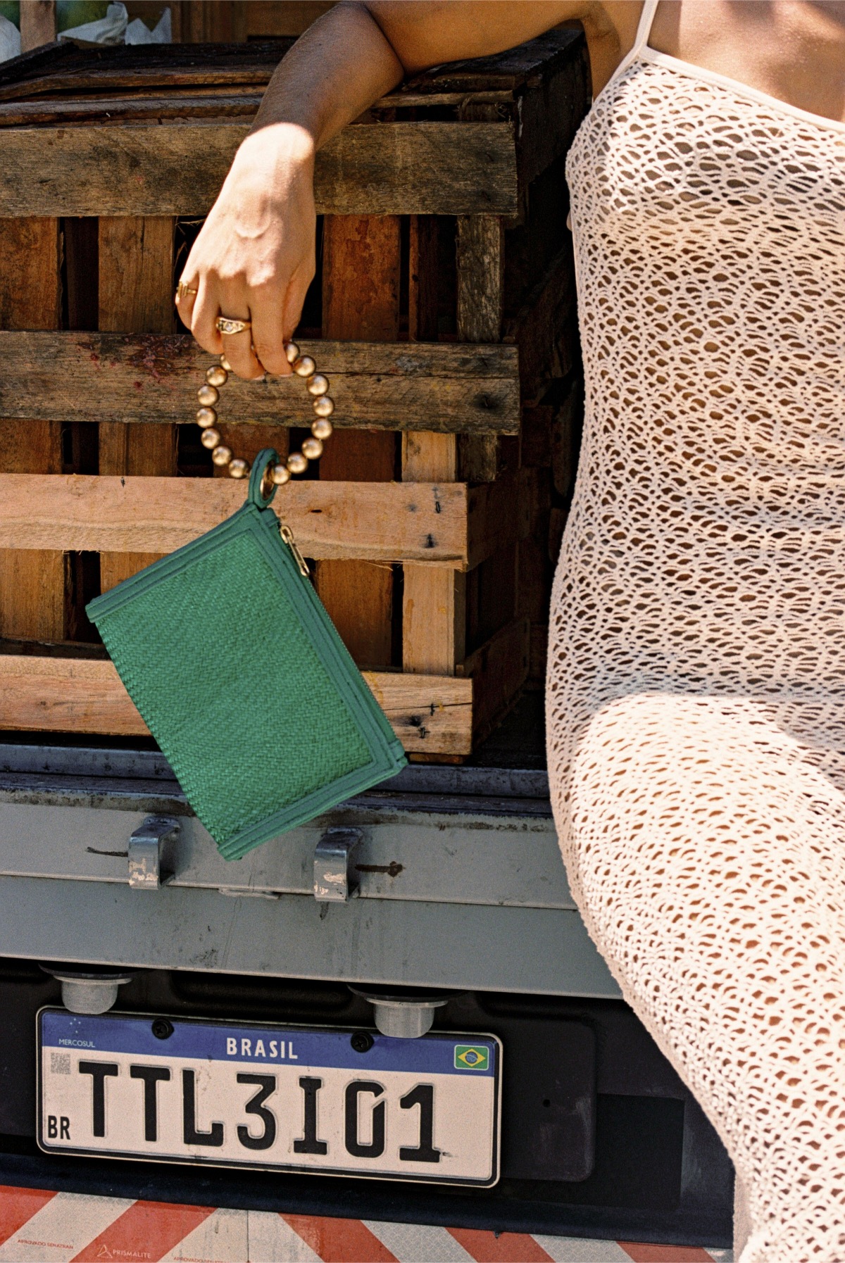 Soli&Sun campaign, green pouch at the market truck