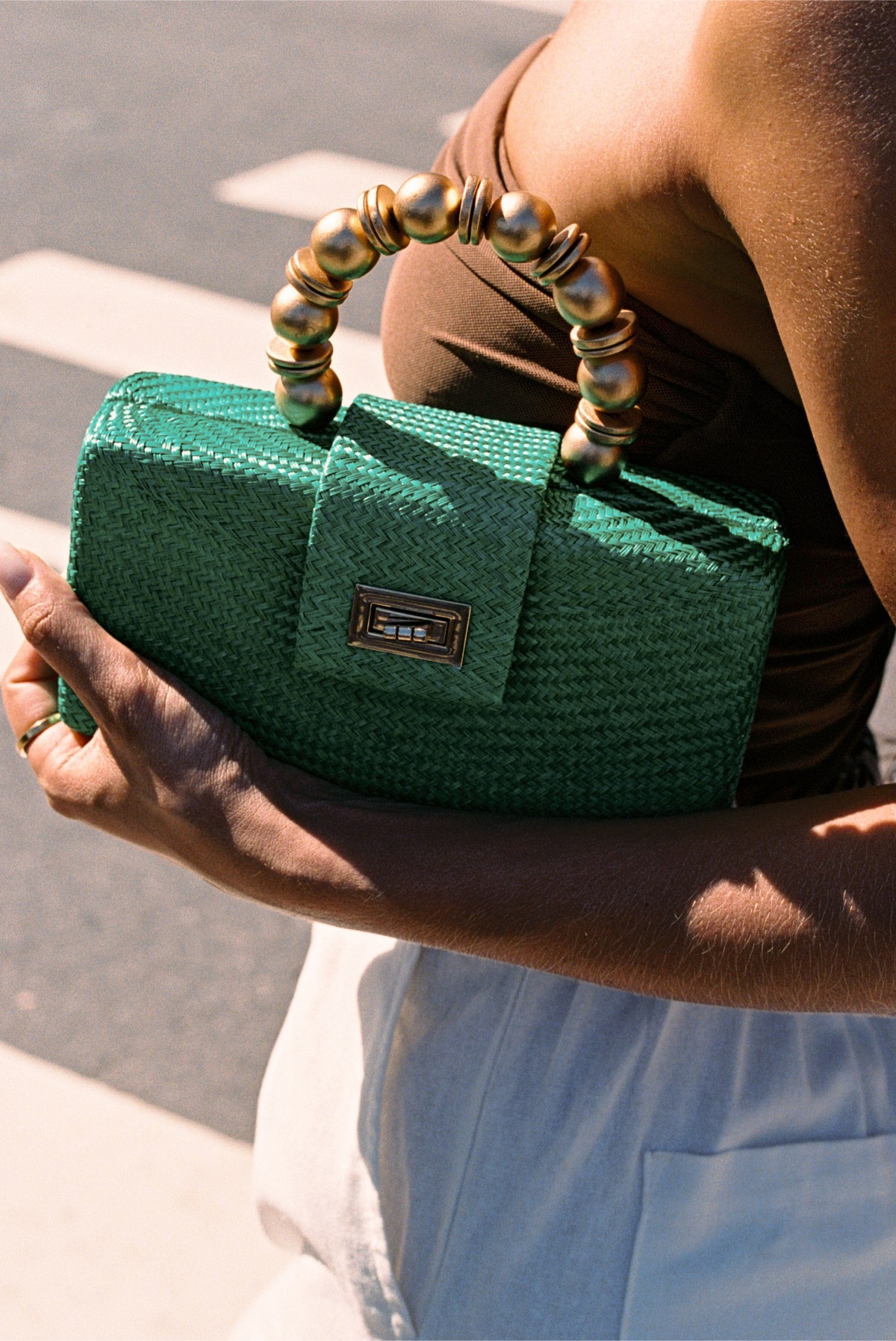Soli&Sun campaign, green clutch in the street